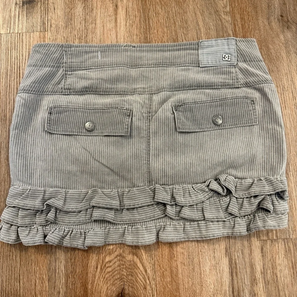 Vtg Y2K DC Mini Skirt Low Rise Women’s Size 31 Grey Stripes Ruffles Grunge Goth